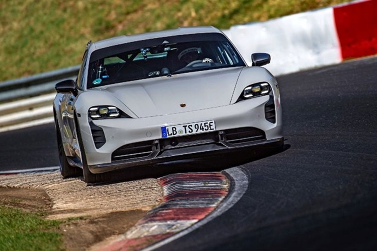 Oštetio Porsche, dobio Ford - traži naknadu štete