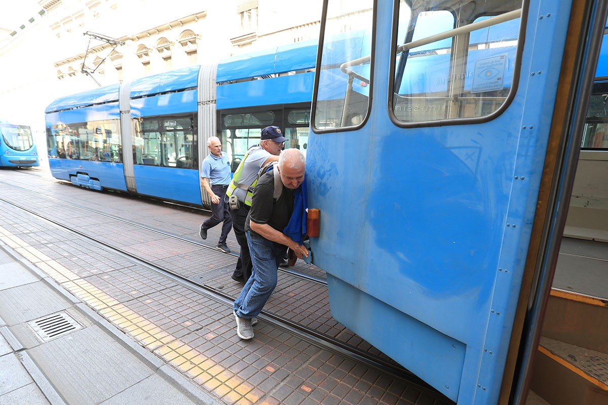 Građani gurali tramvaj u centru Zagreba