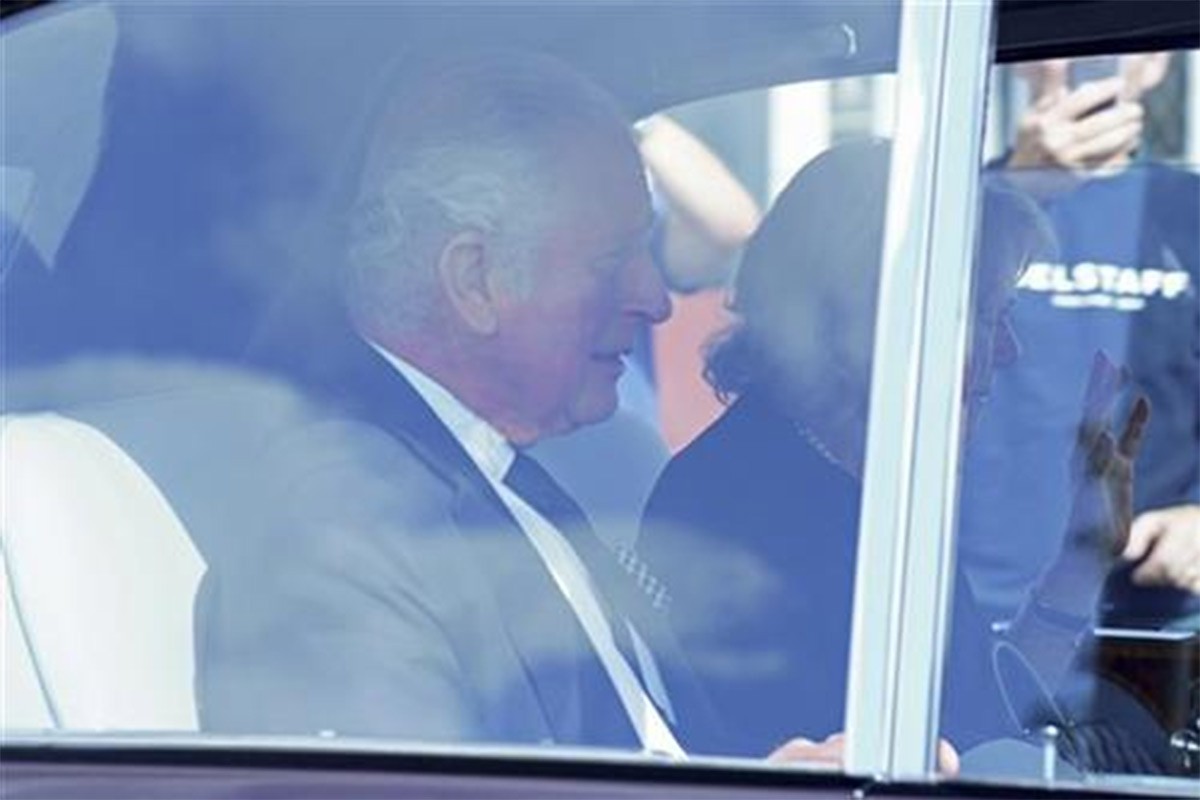 Kralj Čarls stigao u London, pogledajte kako je dočekan