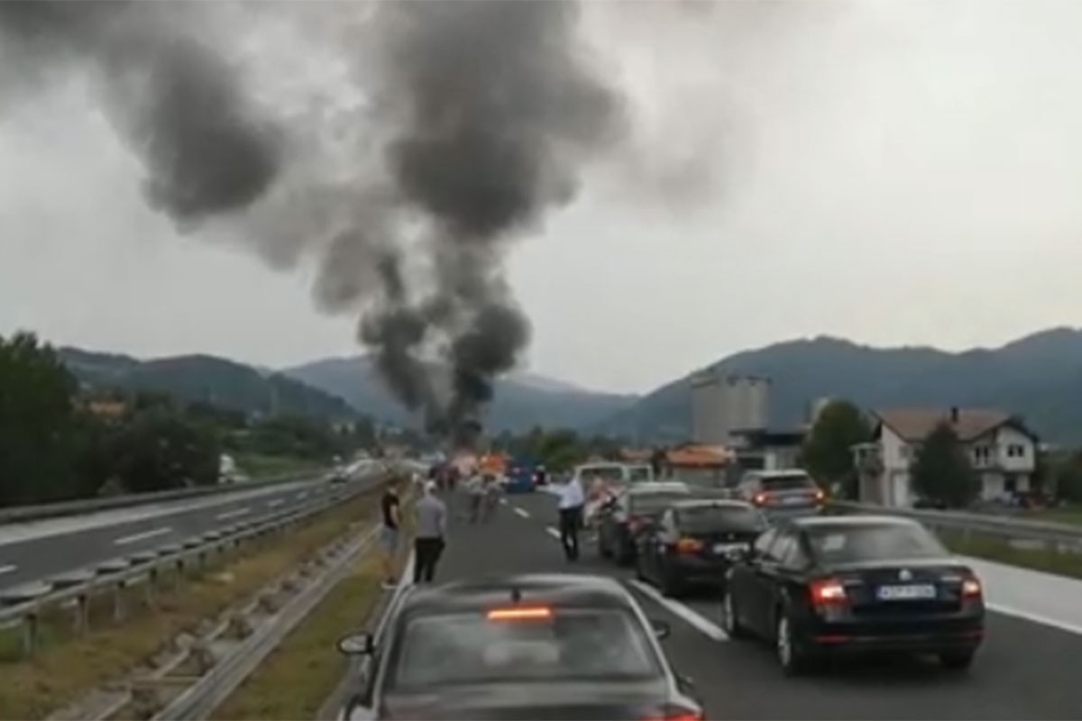 Zapalio se kombi kod Visokog, blokiran saobraćaj