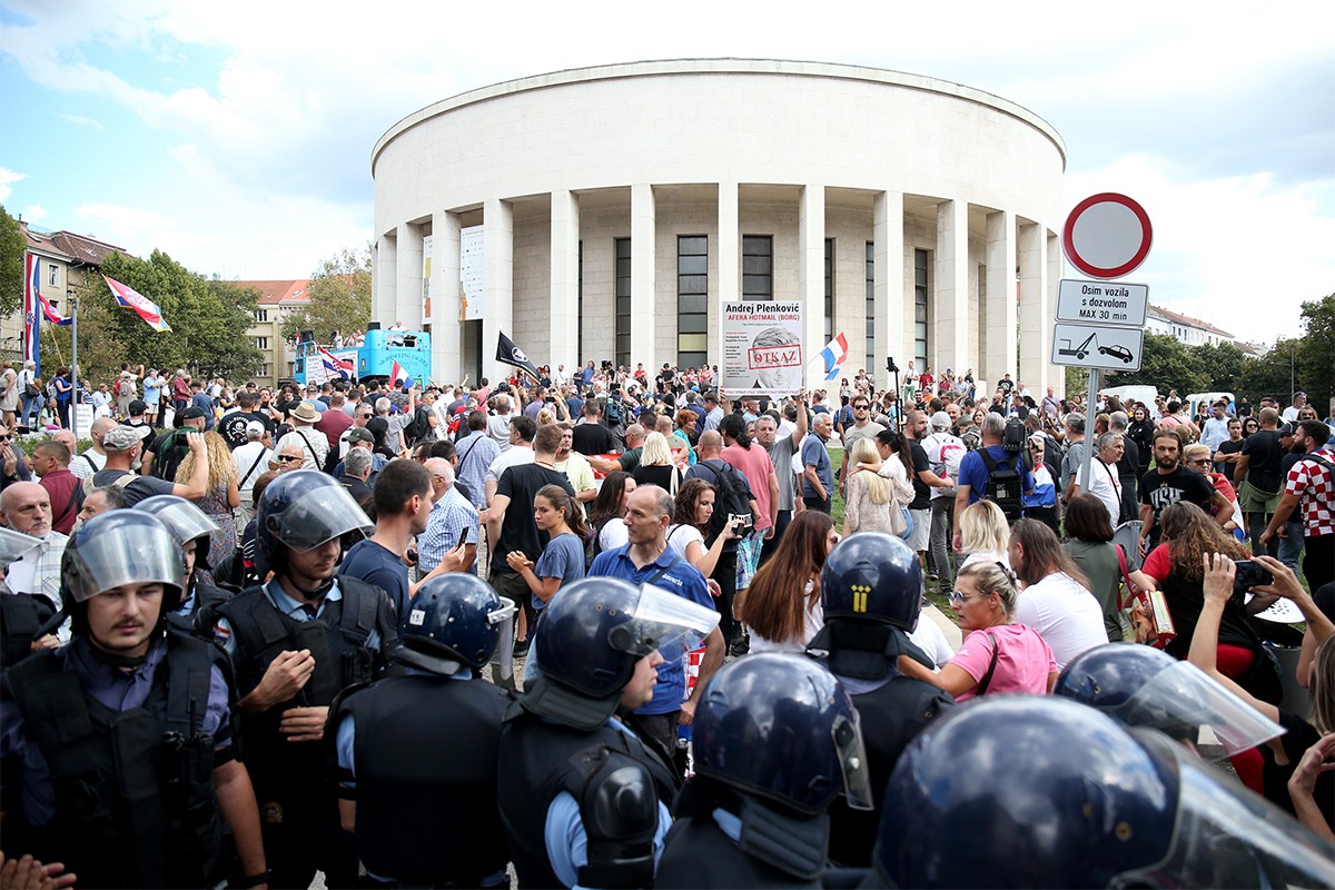 Policija kod maloljetnog demonstranta u Zagrebu našla ručno napravljenu bombu