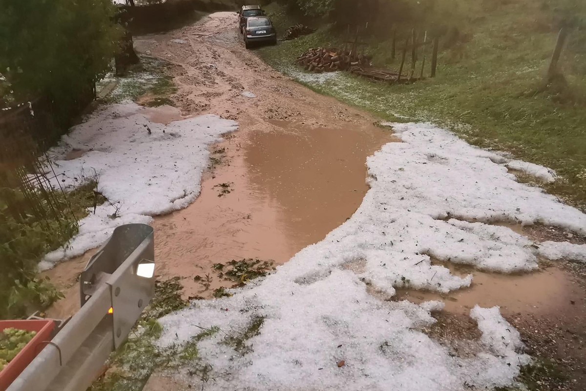 Nevrijeme pogodilo Mrkonjić Grad, led zabijelio ulice