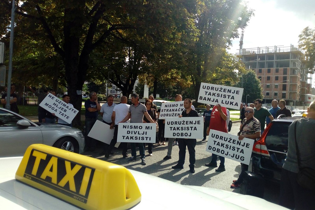 Protest taksista u Doboju: Hoće da nas slome, da nam uzmu hljeb