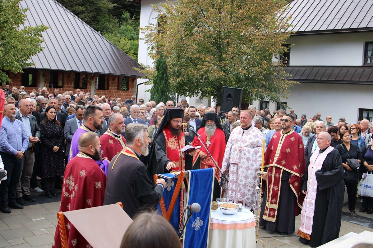 Episkop Sergije osveštao spomenik Srbima stradalim u Donjem Vakufu