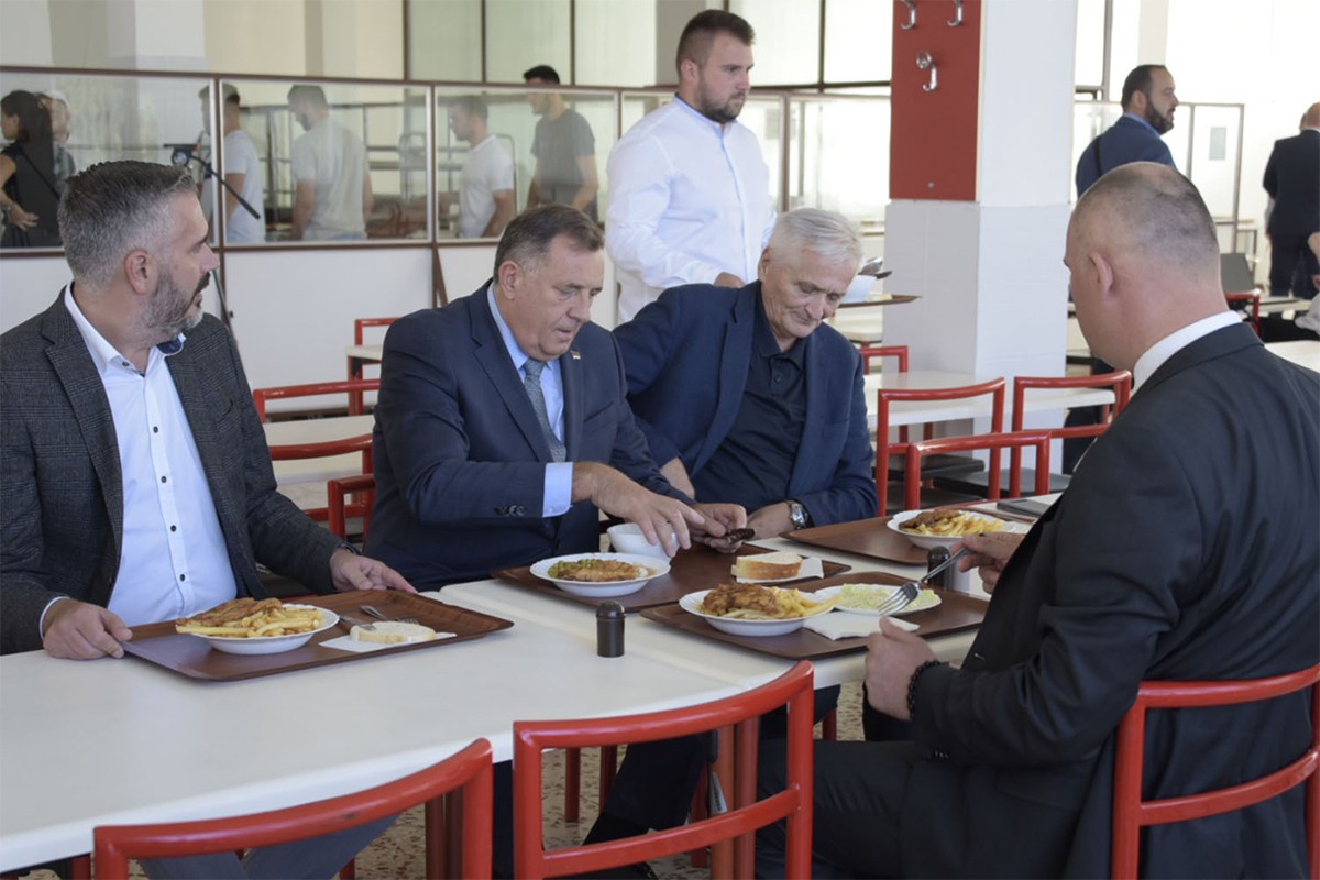 Dodik ručao sa studentima