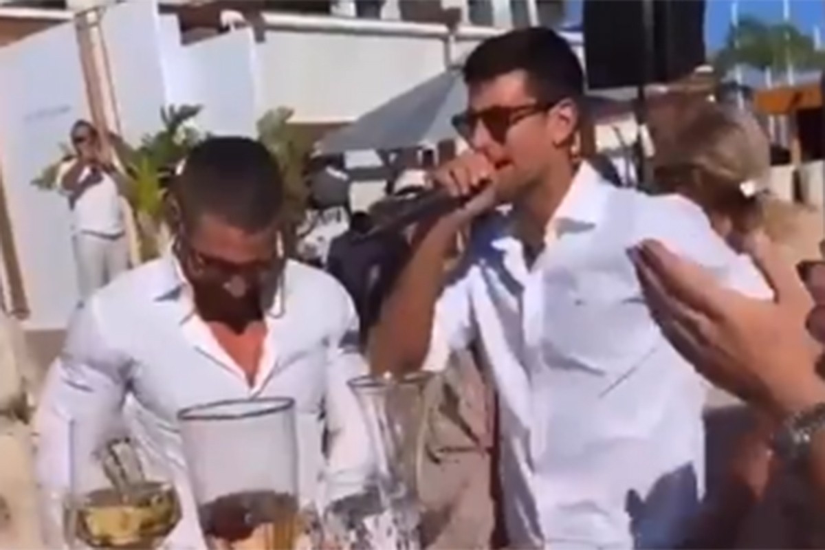 Novak zapjevao tokom drugog dana svadbe brata, kitili ga novčanicama