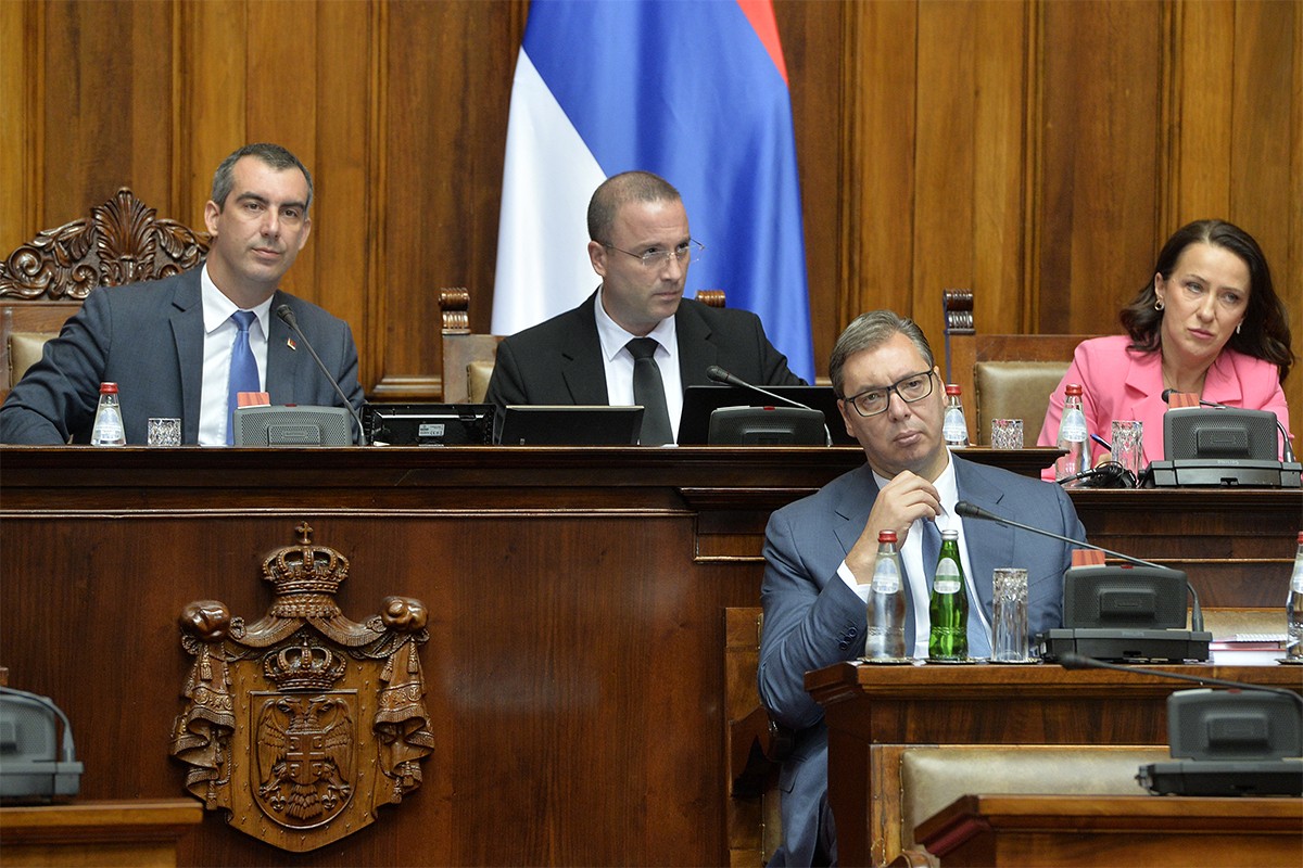 Nakon 25 sati sjednice usvojen Vučićev izvještaj o KiM