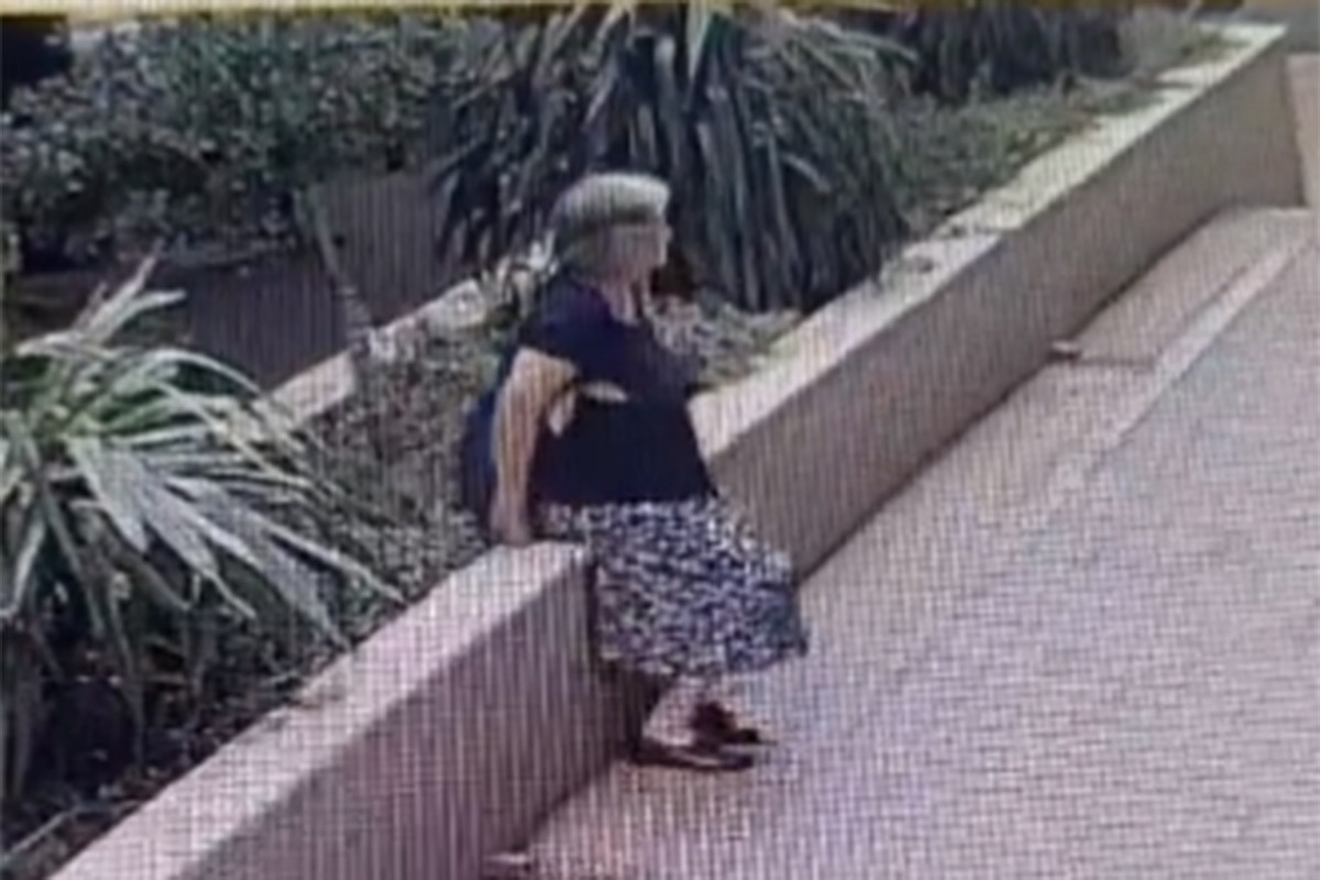 Pogledala da li je neko posmatra, pa ukrala telefon (VIDEO)
