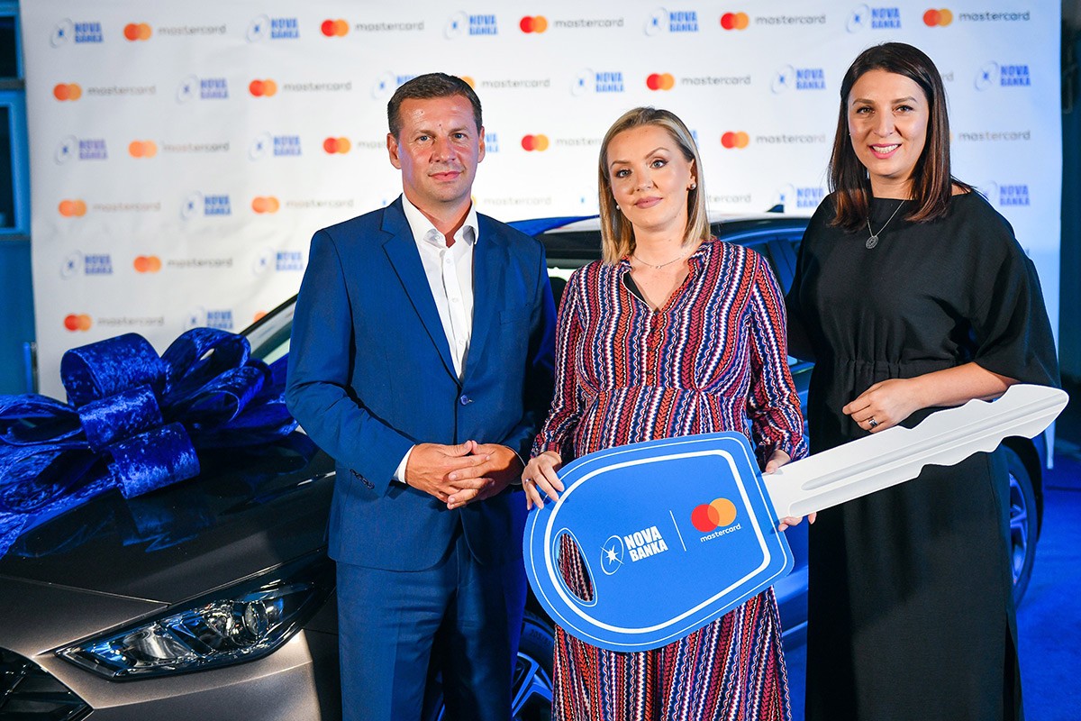 Nova banka uručila automobil srećnoj dobitnici