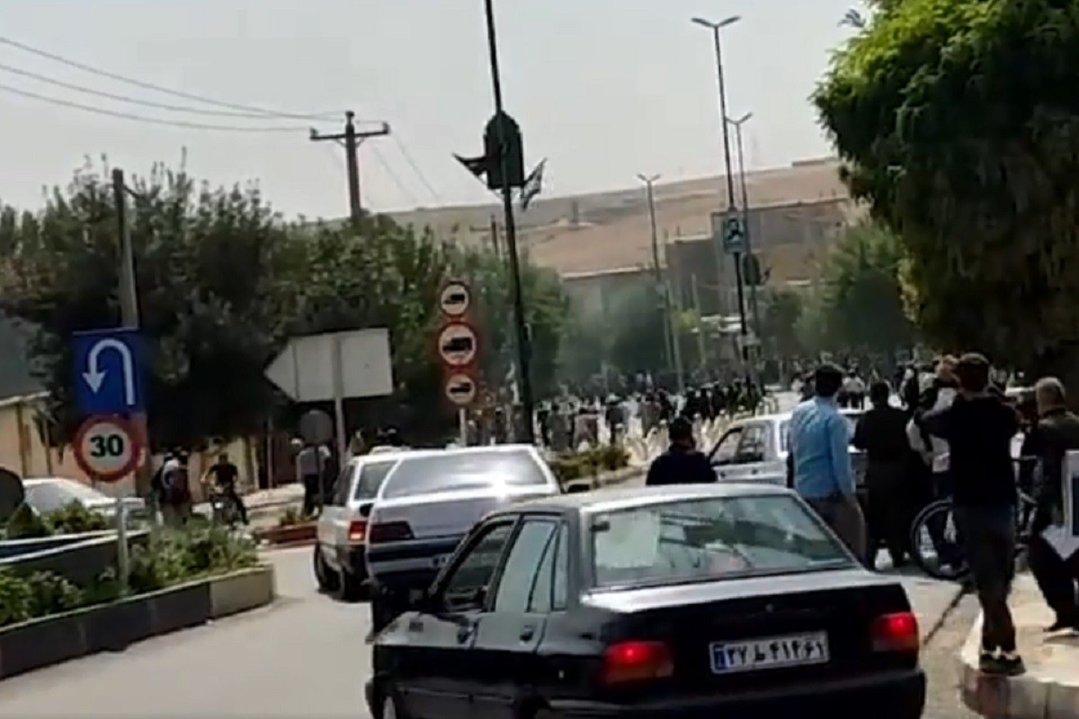 Žene sijeku kose i pale hidžabe u znak protesta