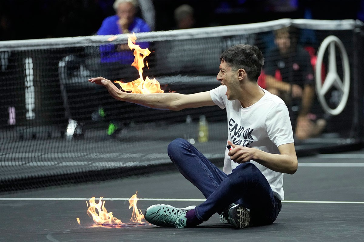 Aktivista zapalio ruku pred Đokovićem, Nadalom i Federerom
