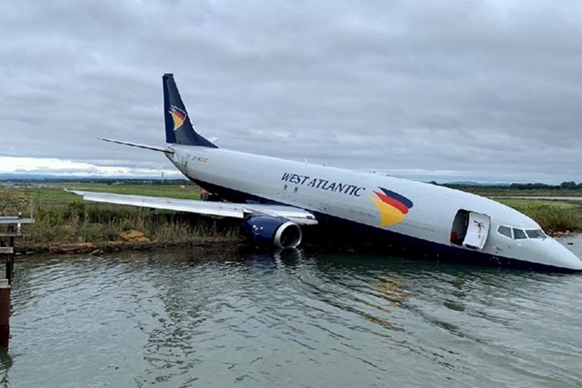 Boeing 737 završio u jezeru (VIDEO)