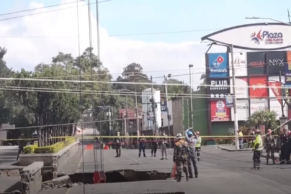 Zemlja se otvorila i progutala auto (UZNEMIRUJUĆI VIDEO)
