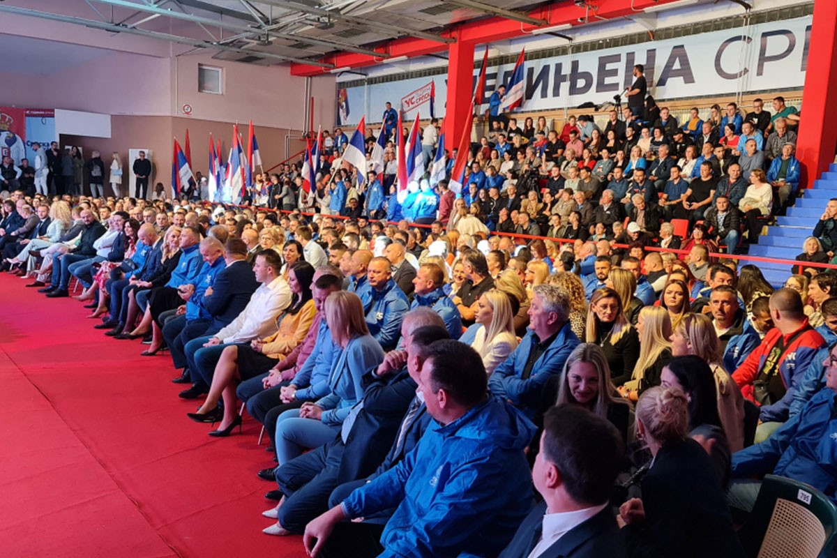 Radi ogromne gužve tribina je kasnila a mnogi su stajali ili ostali napolju