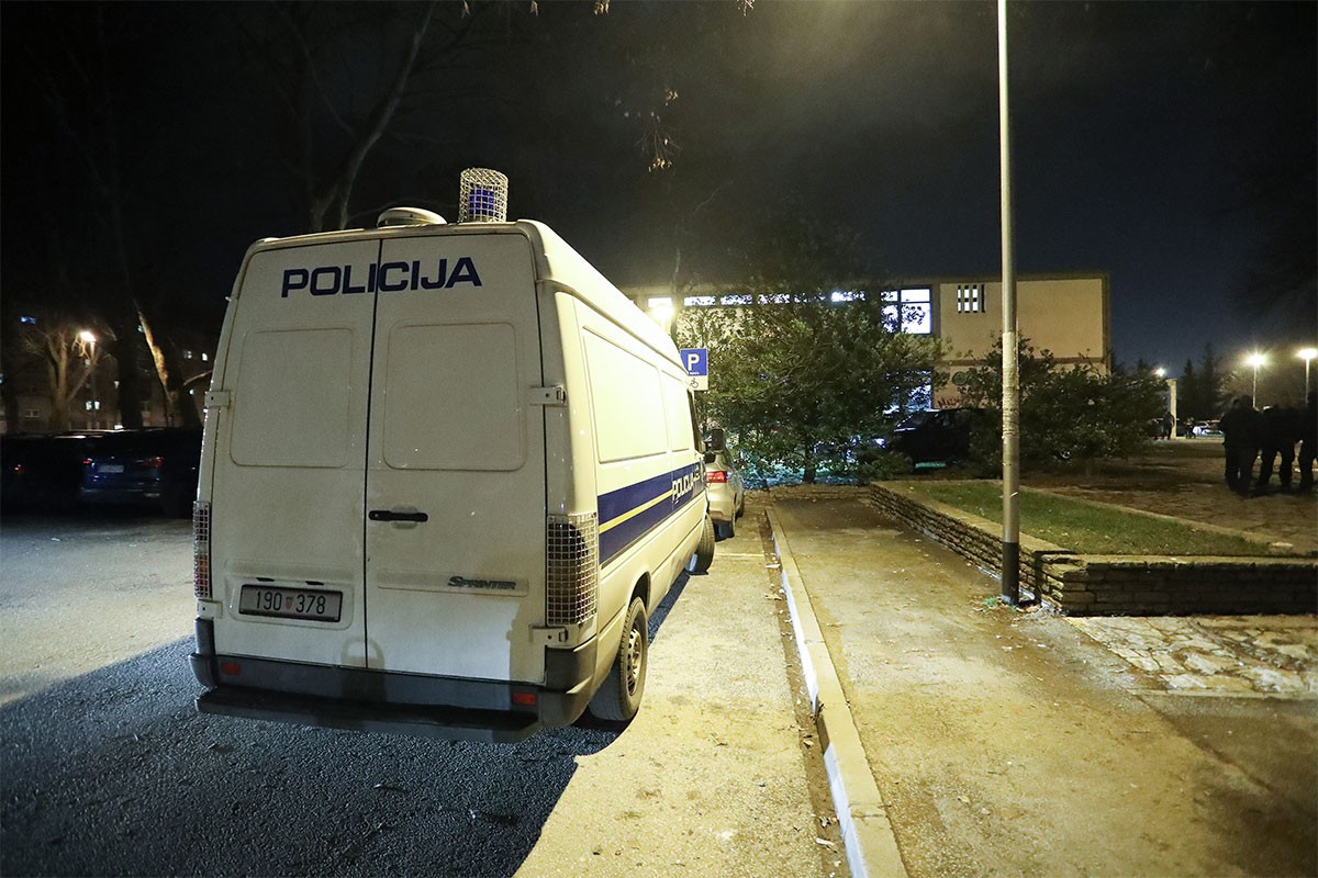 Mladić (18) bez vozačke autom skoro prezgazio policajca, oni pucali na njega