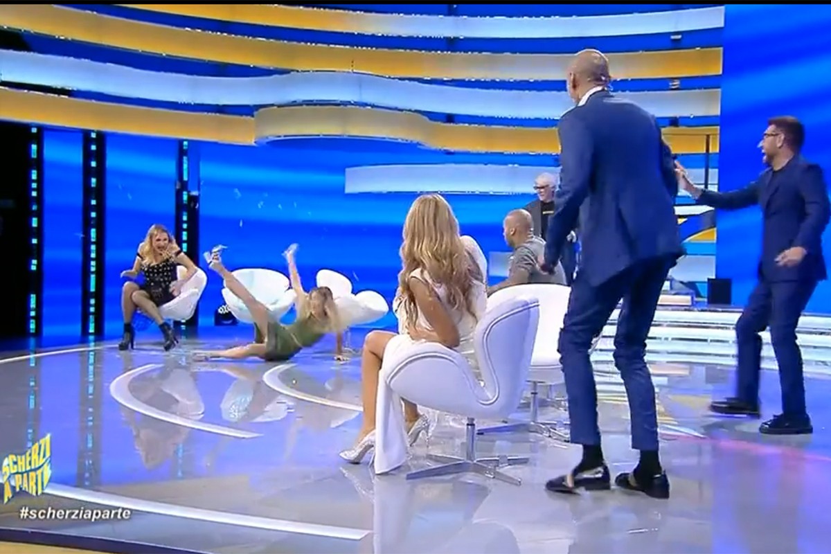 Atraktivna voditeljka Dileta Leota pala u emisiji (VIDEO)