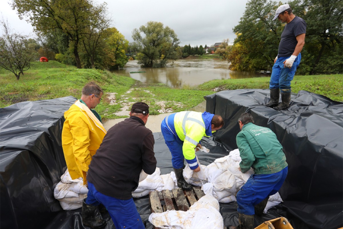 Karlovac u pripravnosti: Prijete poplave, grad podijelio vreće i najlone