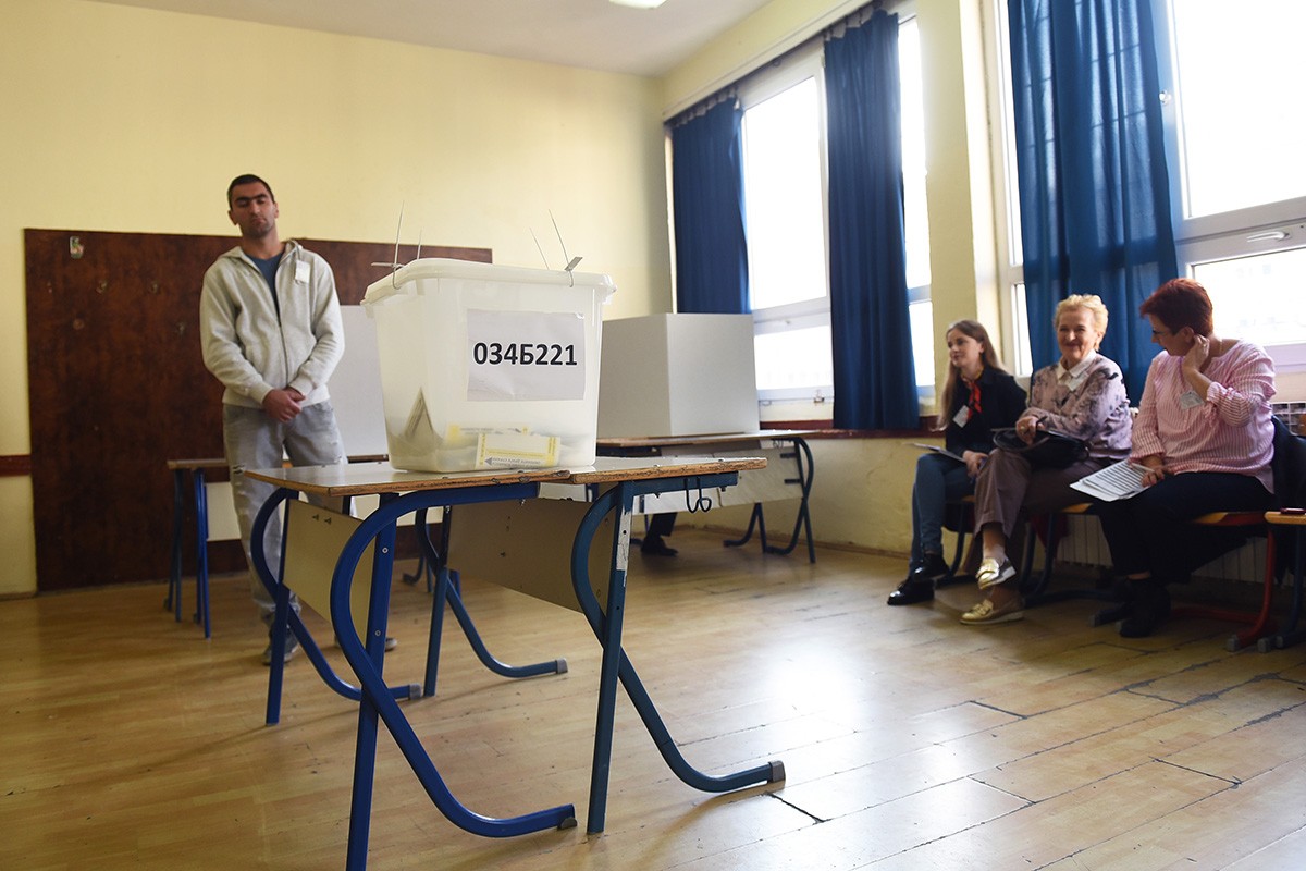 Koliko osoba je angažovano za izbore