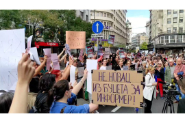 Počeo novi protest ispred Informera, ima i policije