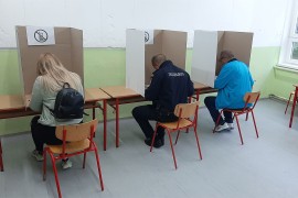 Novo pravilo: Glasačke kabine okrenute ka biračkom odboru i ...