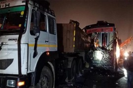 U sudaru autobusa i kamiona poginulo 15 ljudi