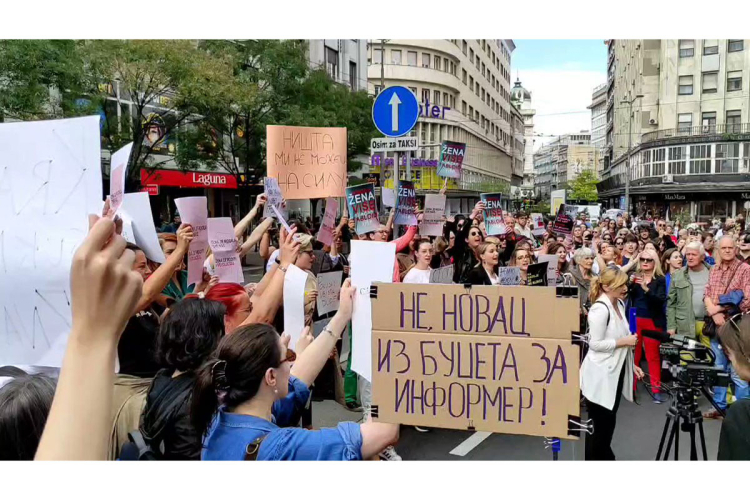 Počeo novi protest ispred Informera, ima i policije