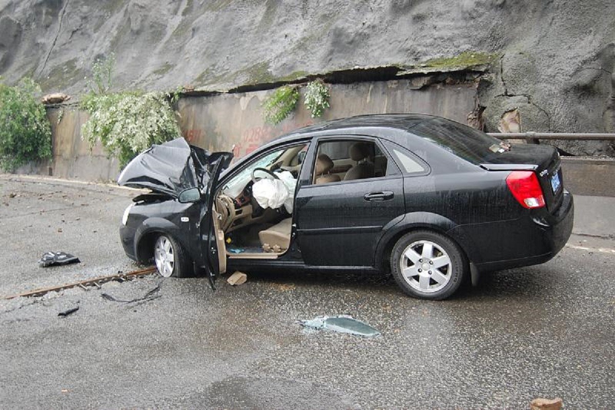 Sudar u Sarajevu, auto završio na tramvajskim šinama
