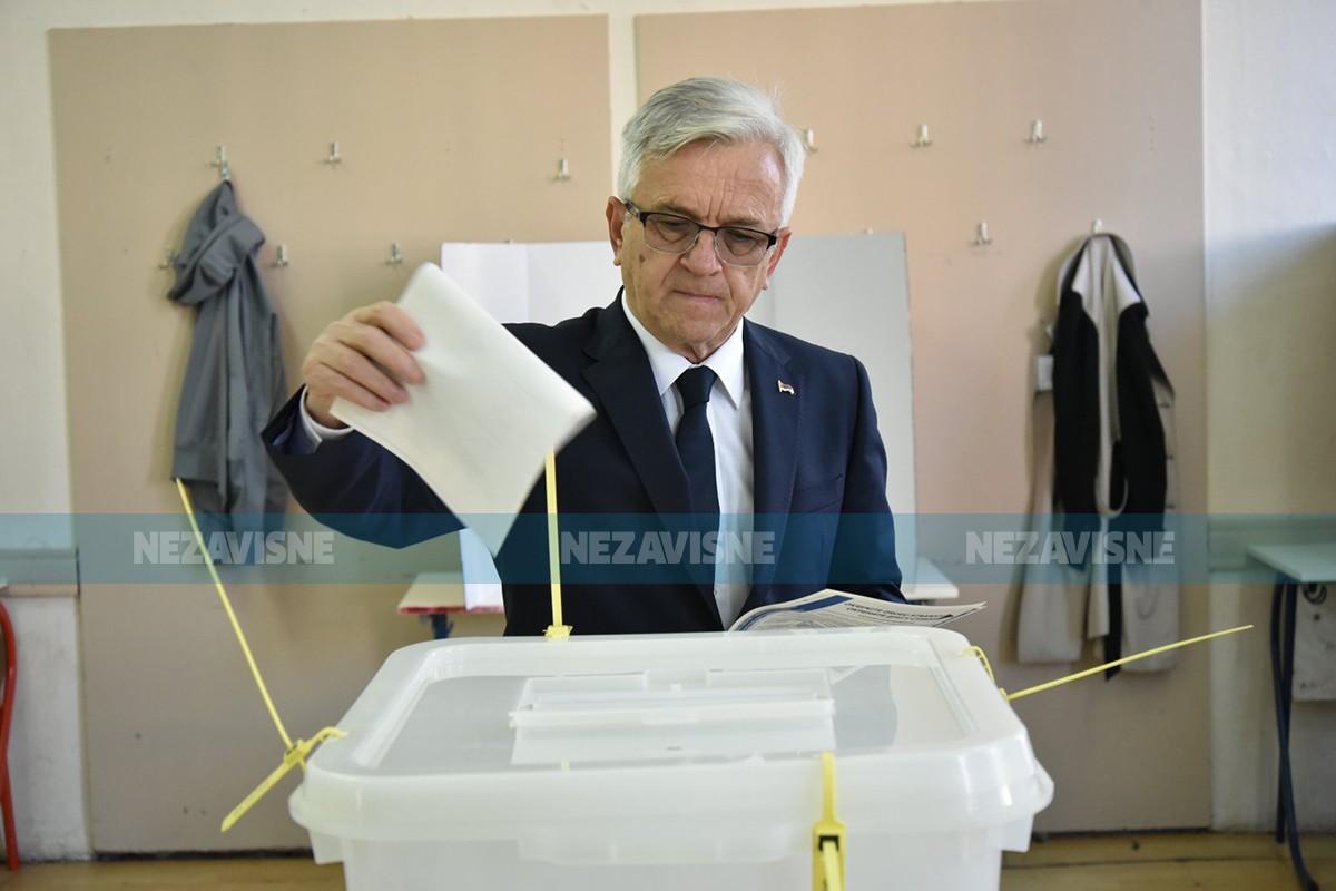 Nedeljko Čubrilović glasao u Ekonomskoj školi
