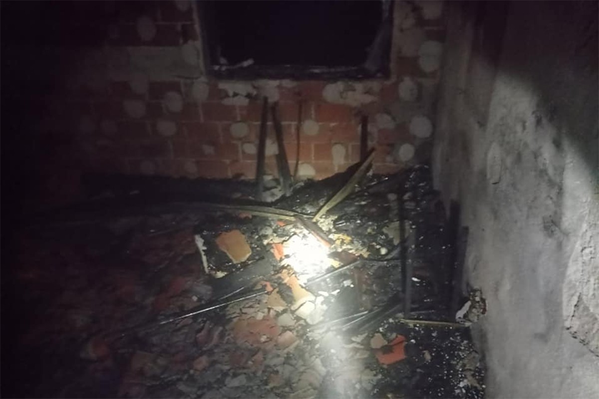 Gorjela kuća u Banjaluci, povrijeđen vatrogasac