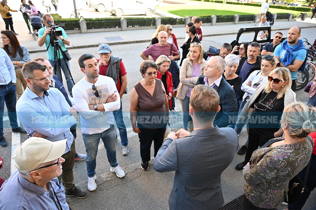 Radnici Aquane protestom ispred Gradske uprave tražili plate i doprinose
