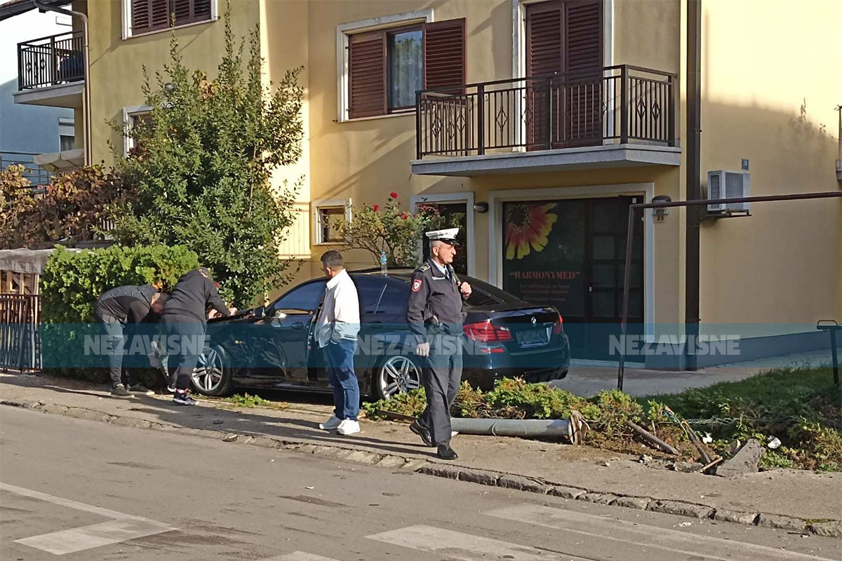 Udes u Banjaluci, automobil završio u dvorištu kuće