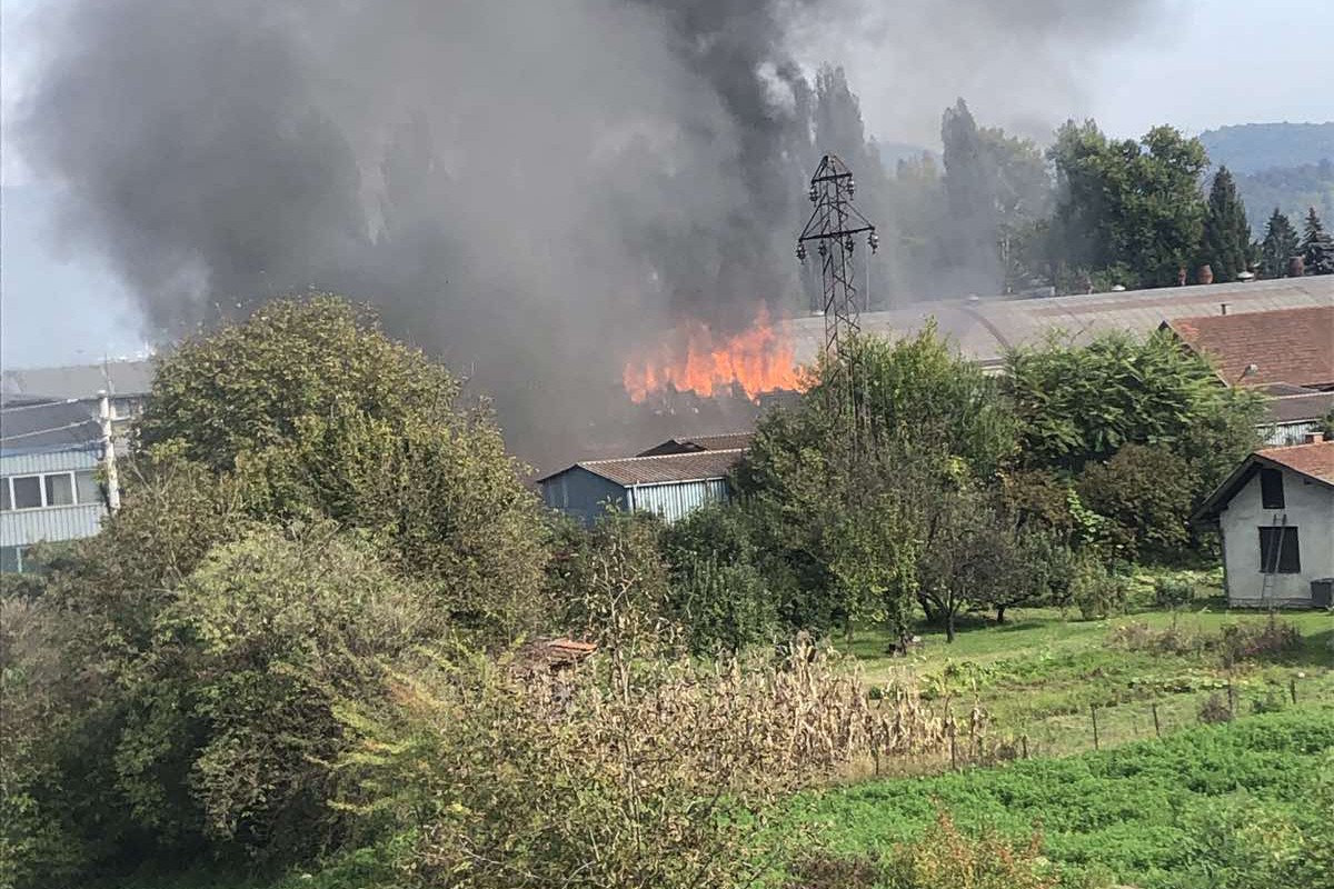 Gori bivša fabrika Trudbenik u Doboju