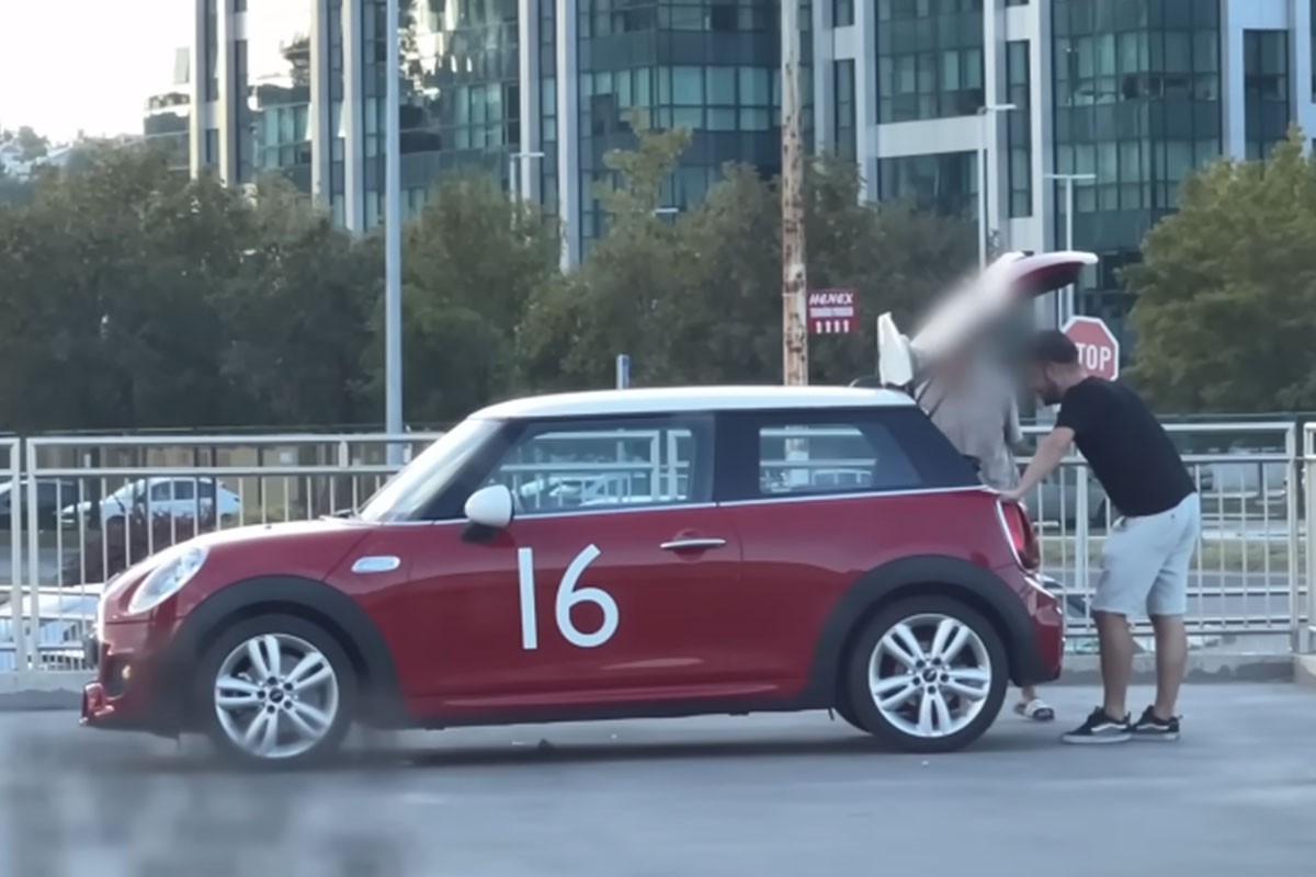 Kako je jutjuber umalo kupio oštećeni Mini Cooper