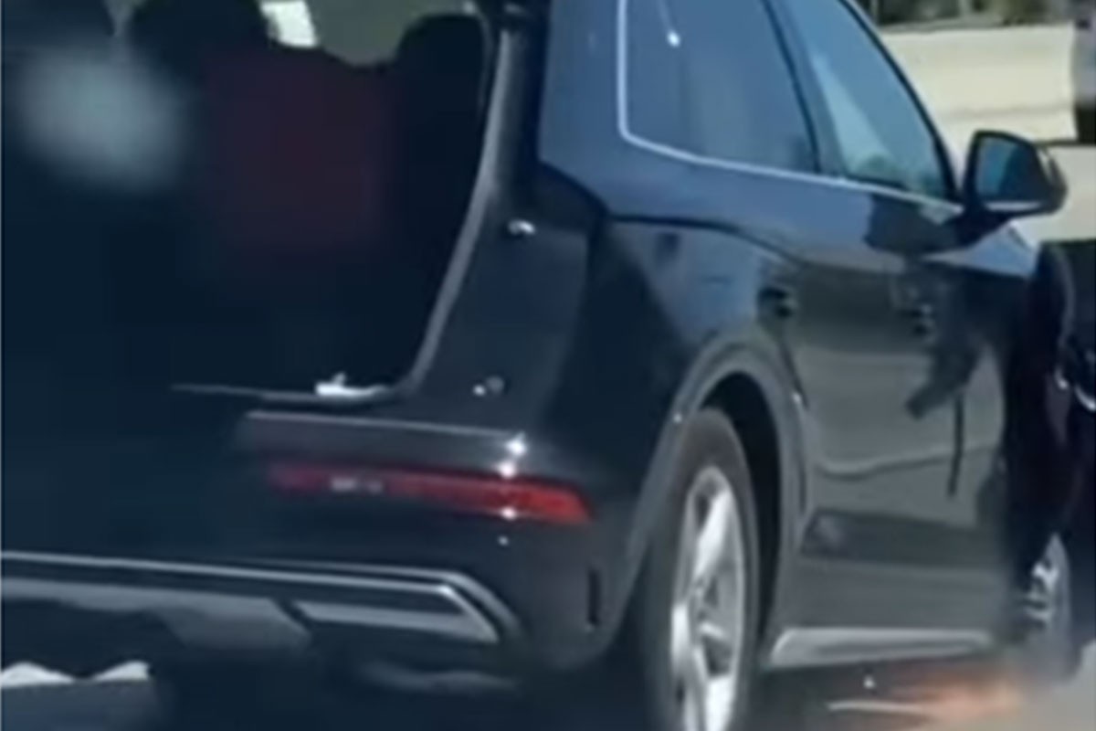 Spao joj točak, stavila ga u gepek pa nastavila da vozi 130 km/h