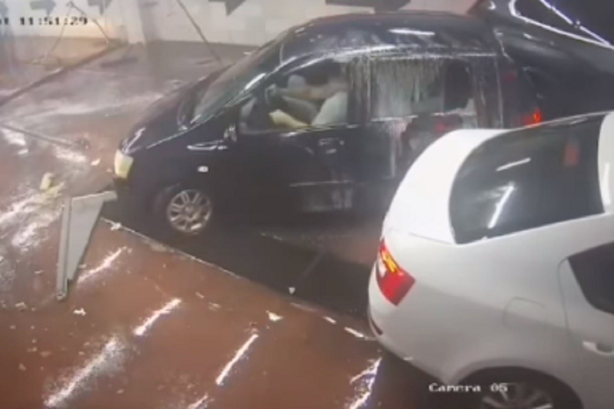Autom uletio u praonicu i teško povrijedio radnika (Uznemirujući video)