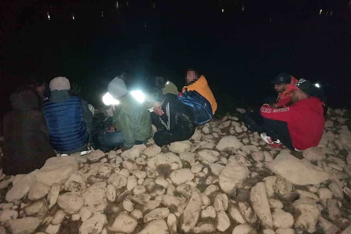 Uhapšeni dok su krijumčarili migrante u čamcu i mercedesu