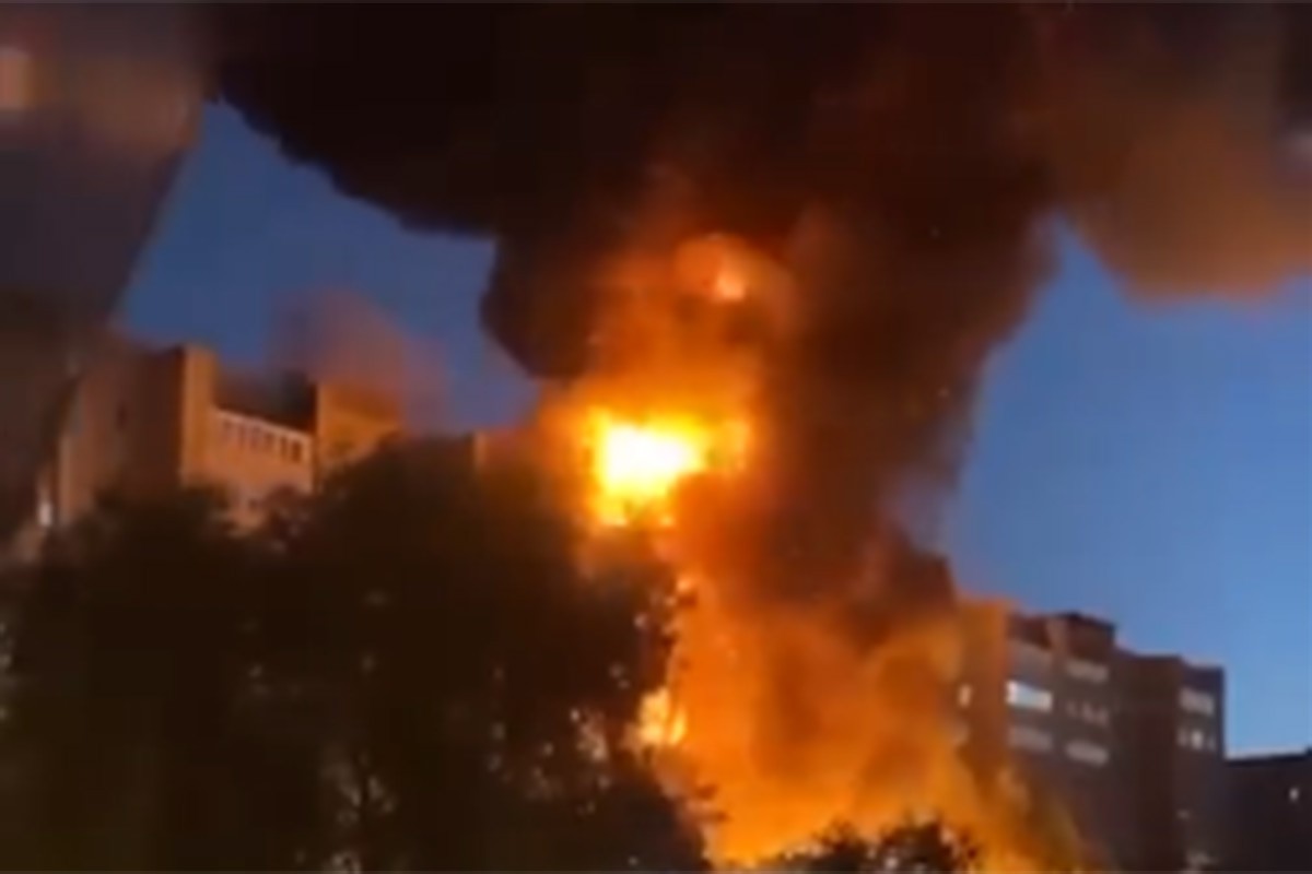 Avionska nesreća izazvala eksploziju, gori stambena zgrada (VIDEO)