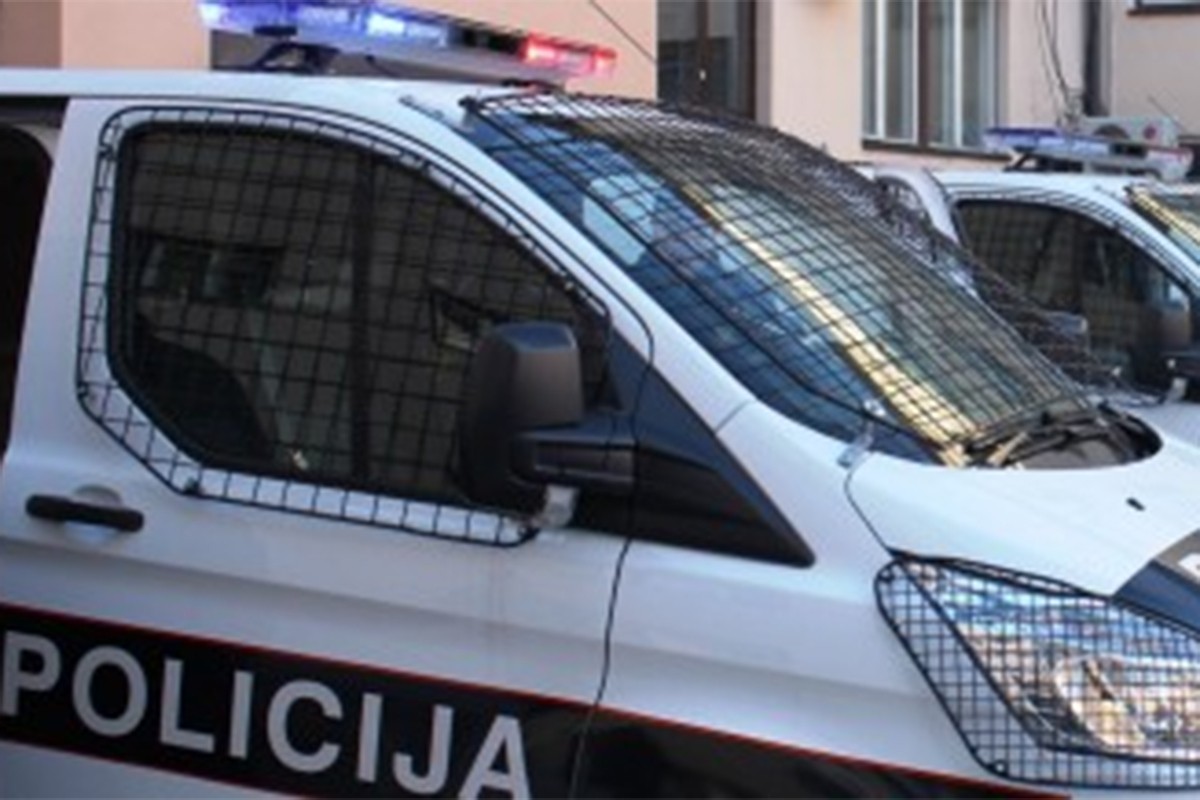 Mladić kamionom udario staricu