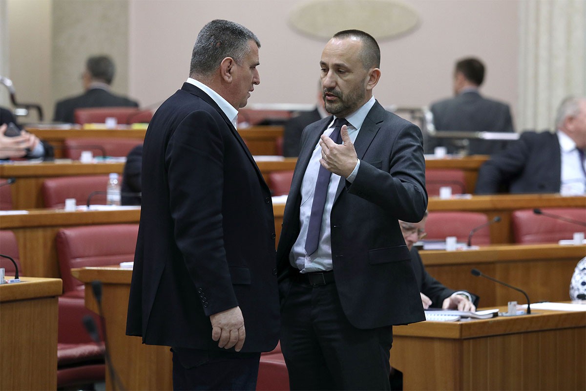 Umalo se potukli Grmoja i Zekanović, razdvojili ih poslanici