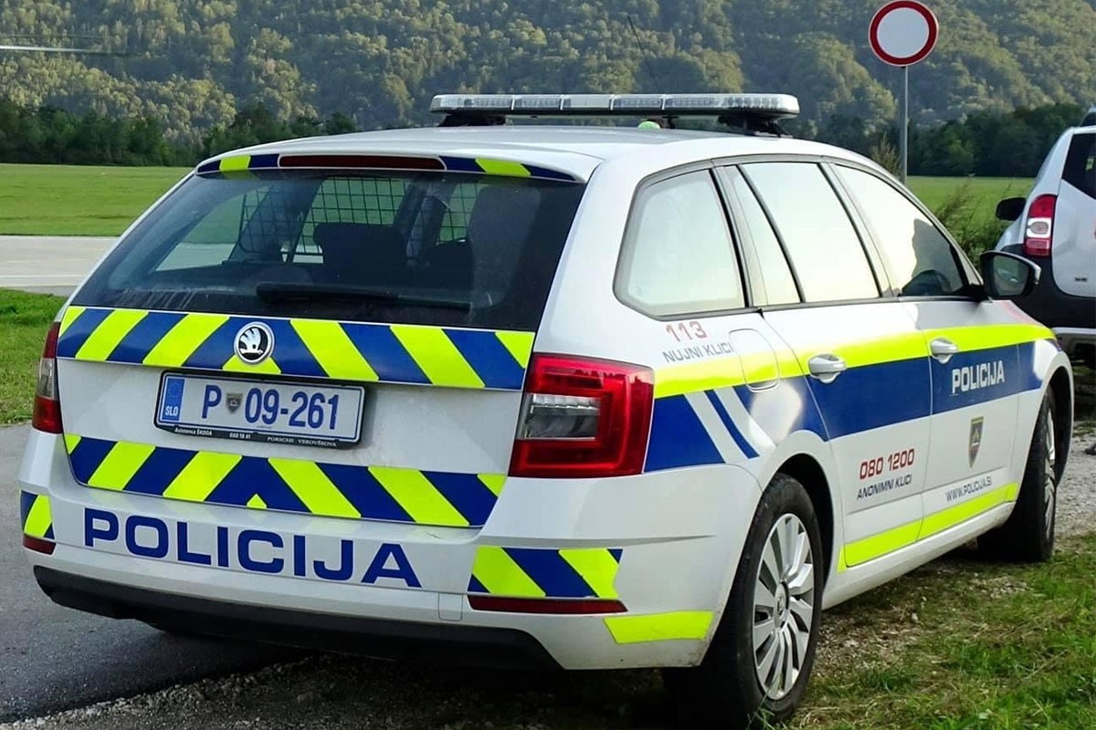 Trojica mladića napali muškaraca i natjerali ga da se skine