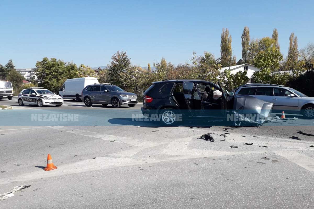 Težak udes u Sarajevu: Smrskan prednji dio BMW terenca, povrijeđena jedna osoba