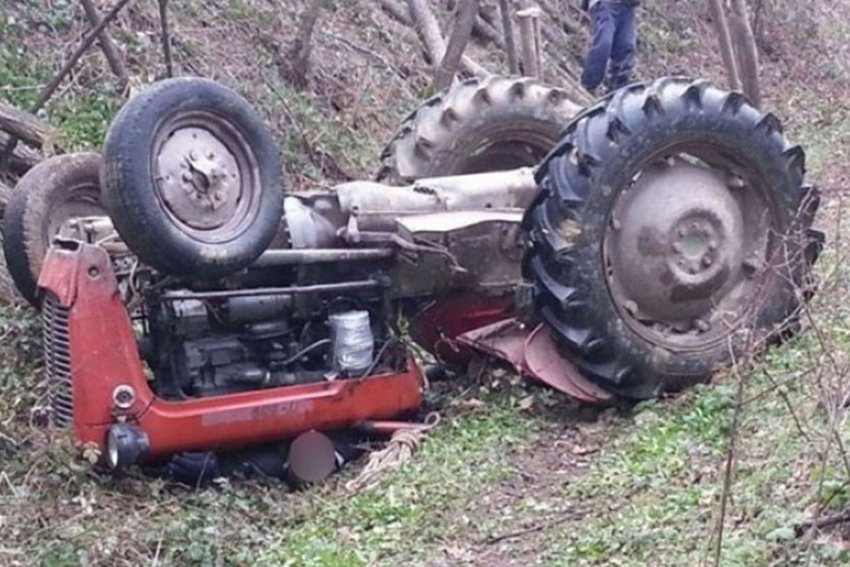 Muškarac poginuo prilikom prevrtanja traktora