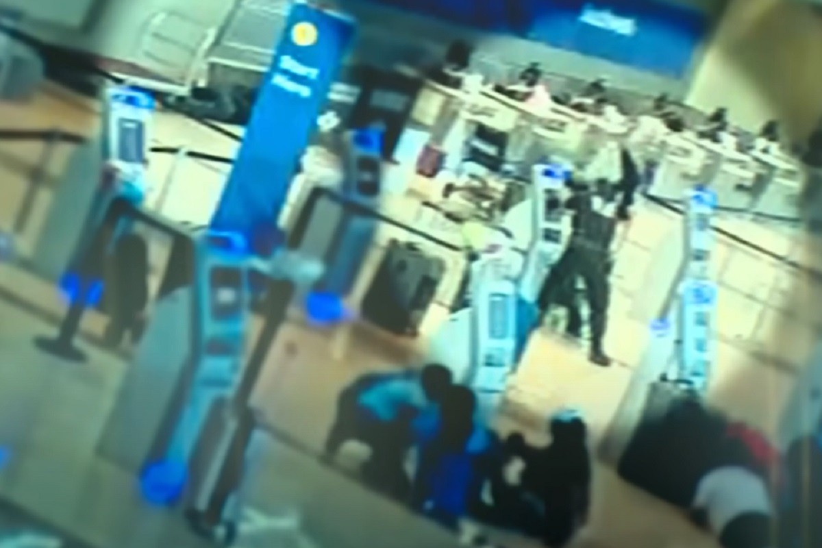Optužena za oružani napad na policajca, na aerodromu (VIDEO)