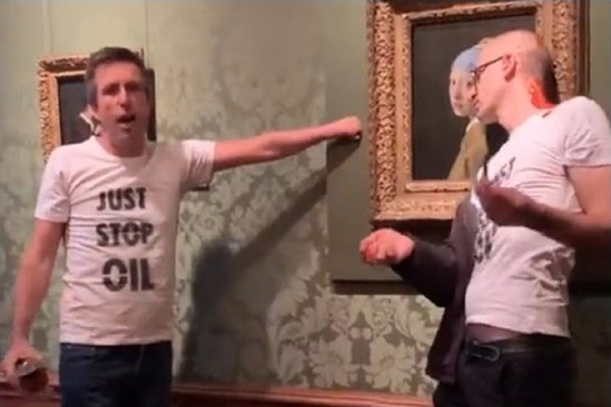 Probao u muzeju zalijepiti glavu na remek djelo (VIDEO)