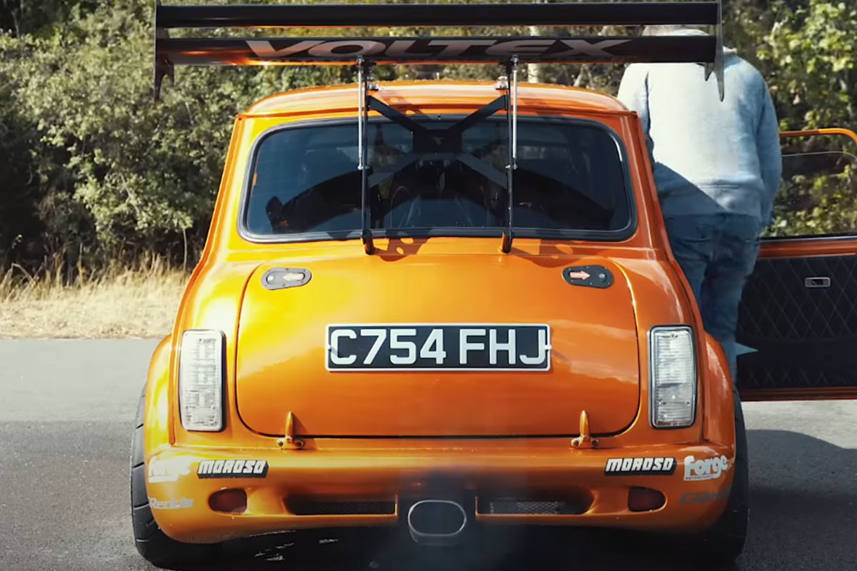 Ugradio motor od 360 KS u Mini (VIDEO)