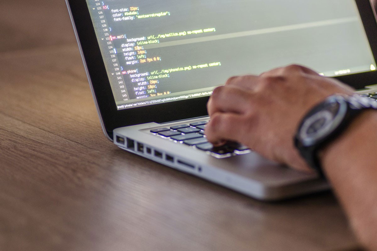 Umjetnik upornosti i strpljenja: Šta sve čini dobrog razvojnog programera