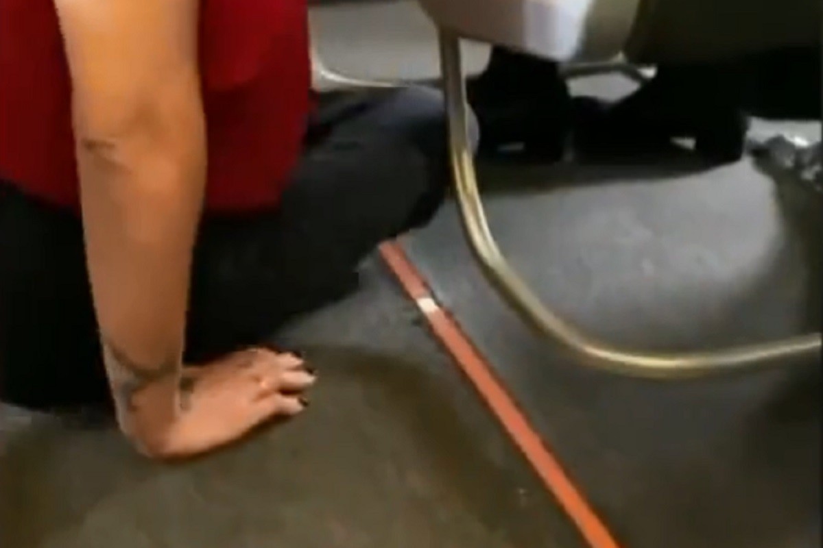 Žena invalid puzala u avionu zbog dodatne naplate (VIDEO)