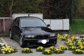 BMW cvijećem zagrađen na parkingu