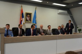 Srbi napuštaju sve političke institucije, podnesene i ostavke