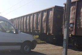 Voz udario u vozilo kod Doboja, mašinovođa uzalud kočio